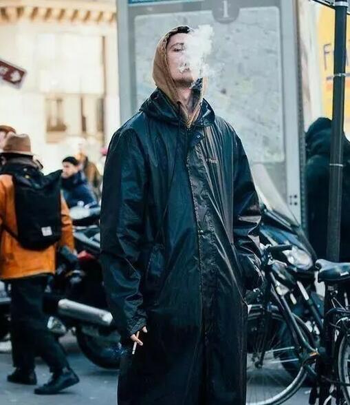 早晚凉 中午热忽冷忽热的季节 给自己加件帅气的风衣吧