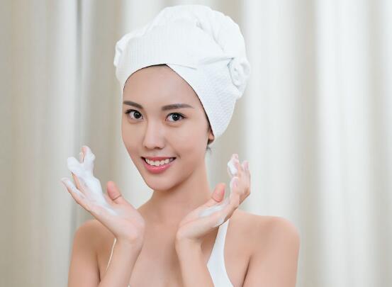 先用粉底液还是防晒霜 粉底液和防晒霜使用顺序