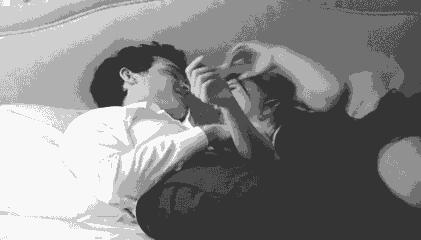 它的炙热还在她身体里 抱着她在楼梯上边走边做章