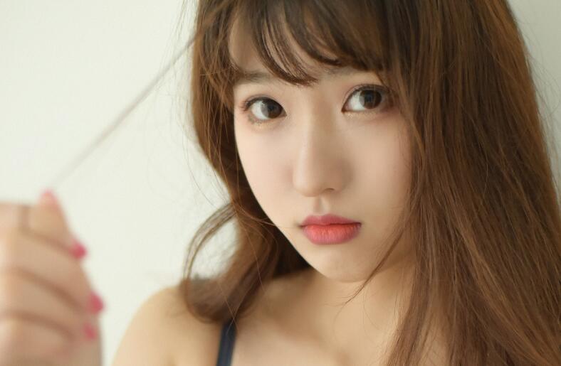 用下面把葡萄挤出来喂我    同桌手在我的裤子里