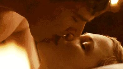 一下课男生就把我拉进厕所 同桌手在我的裤子里