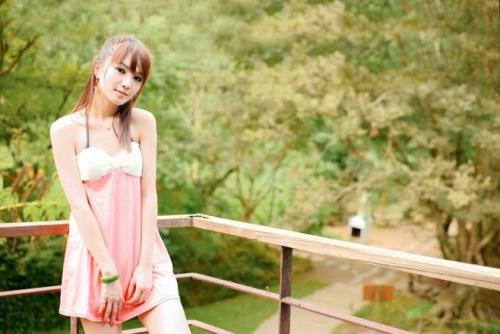 下面塞樱桃上班   乖宝贝把葡萄一个个挤进去    