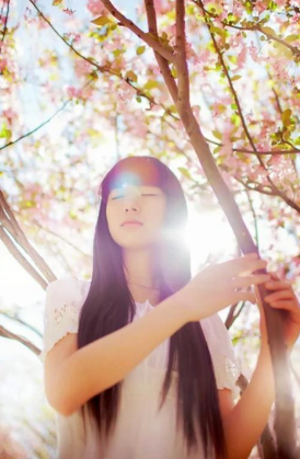 他拿起一颗荔枝塞了进去   宝贝浪一点水真多