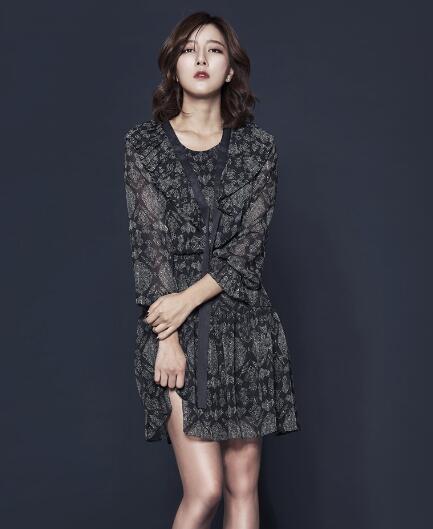 和少爷在书房的桌子上 丫头你疼吗不疼我进去了 别哭忍着点