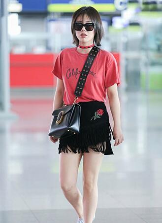 穿什么衣服显白呢 要选择的布料有光泽感