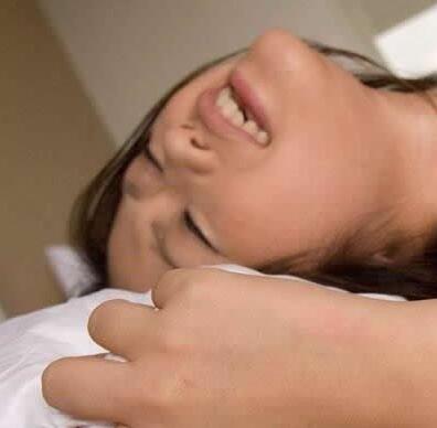 那膨胀的下面不断地在女友大腿内侧摩动 宝贝我好想要你给我