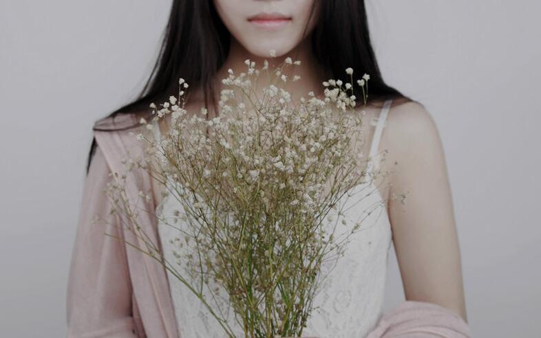 被盲人按摩师傅上 大叔轻一点|从睡裙里往上挪动，托住了两片雪白