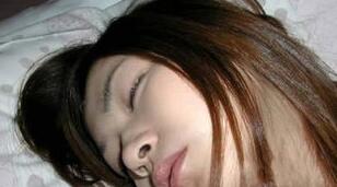 我征服了岳母一家 看岳母埋在我双腿之间