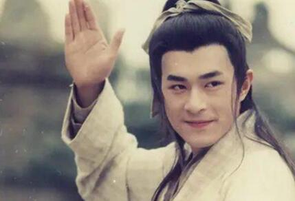 为什么说“一见杨过误终身”？杨过戴面具的原因是什么？