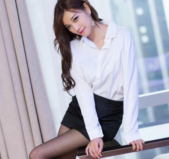 英语老师你的奶好软 老师晚上让我去她家 我把老师按在黑板上日