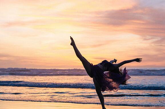 在下面塞樱桃不让掉下来_她那里变得更挺翘，更丰满了