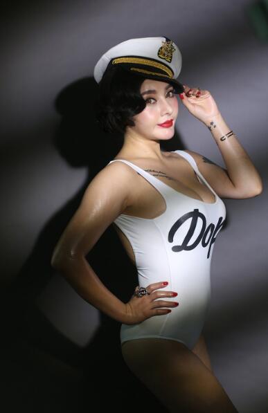 岳爱我的大宝贝 双手扶着窗沿翘臀 将手朝着那处探了过去