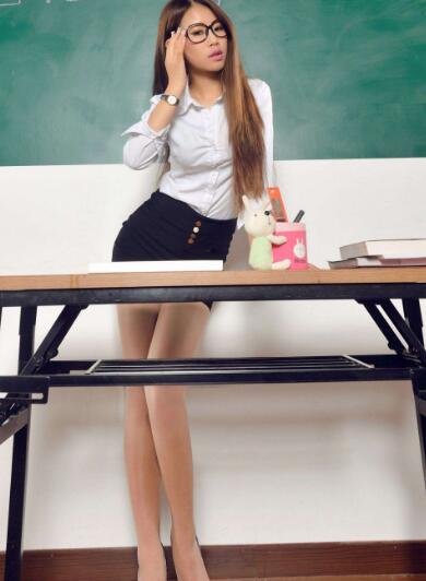 下课路过办公室 听到里面的女人叫声 老师不行我做不下去了小说