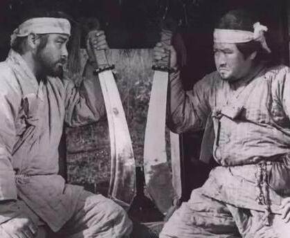 古代刽子手行刑前为什么要向刀上喷一口酒呢