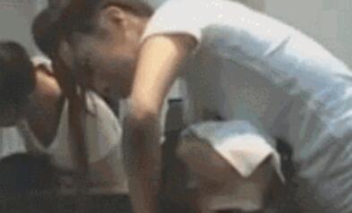 盲人按摩按下面很舒服,他吸着我的小豆豆,用下面低我