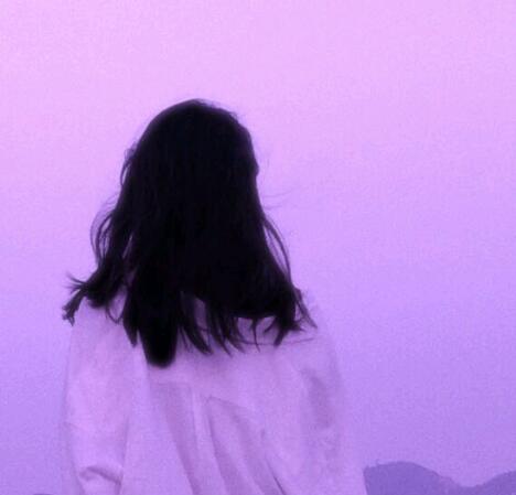 他手指来回在花缝里滑动 一下撑裂湿润狭窄的花瓣口