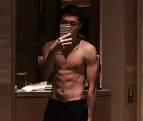 好紧好湿硬的好大 李悦挺拔的上半身 几乎整个被桌子给托着