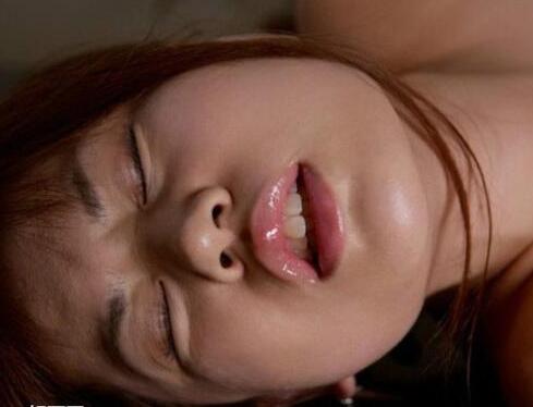 宝贝乖握紧它动一动 看着撑裂湿润狭窄的花瓣口