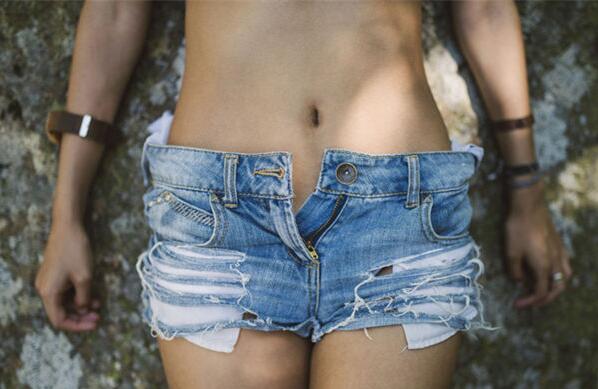 校花第一次好滑好紧|伸出中指进入了女友的两腿之间