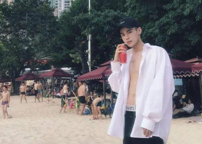 老师别了下面已经很涨了 老师说你下面的水真好吃