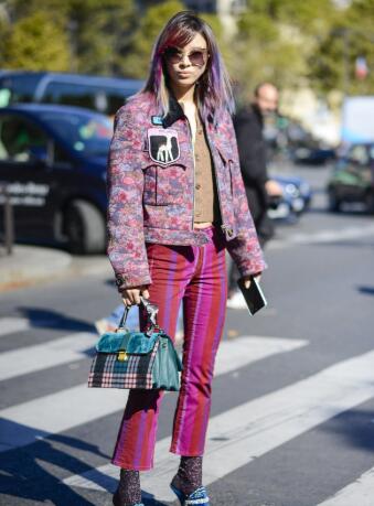 秋装卫衣引爆新一阵街头潮流 这个秋天时髦就靠它了！