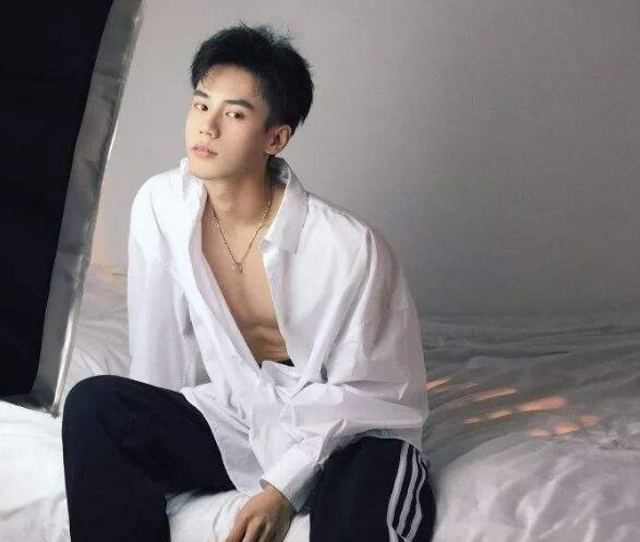 刘老汉的幸福生活 老刘和粉嫩小妹李悦在屋里脱衣服...