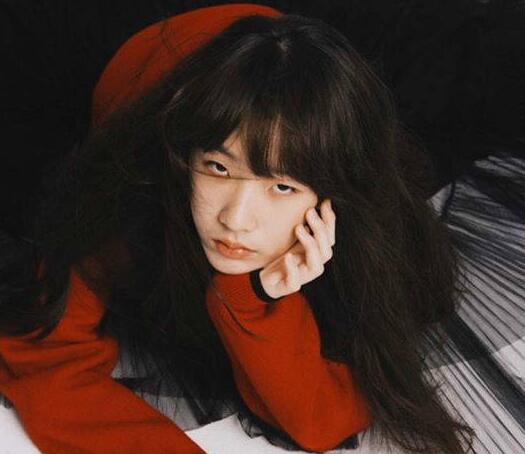 小S女儿为服饰品牌拍摄广告照 充满灵气的气势不输专业名模