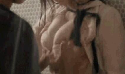 能让我下面流水的黄文_深山里的寡妇和傻子,女人洗澡不关门