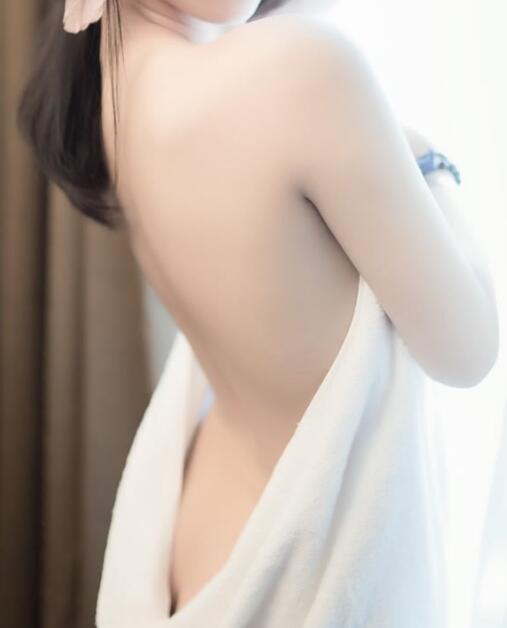 男人长 洗澡 露大基，“小苒,我有点难受,你能帮帮我吗?”