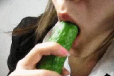 黄瓜真的有感觉吗？半根黄瓜断里面弄不出来了，小心别……别再弄断了