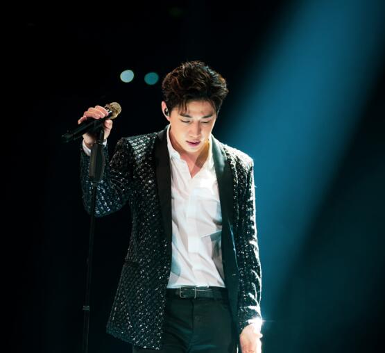 刘宪华表演燃炸抖音盛典 秀出一人一乐队神仙操作