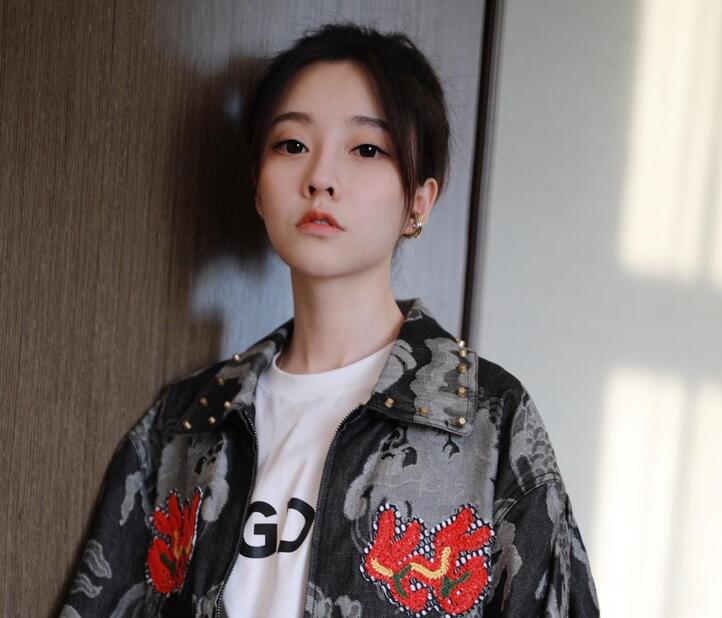 冯提莫背搪瓷缸出街清纯可人 个子一米五却美腿秀不停