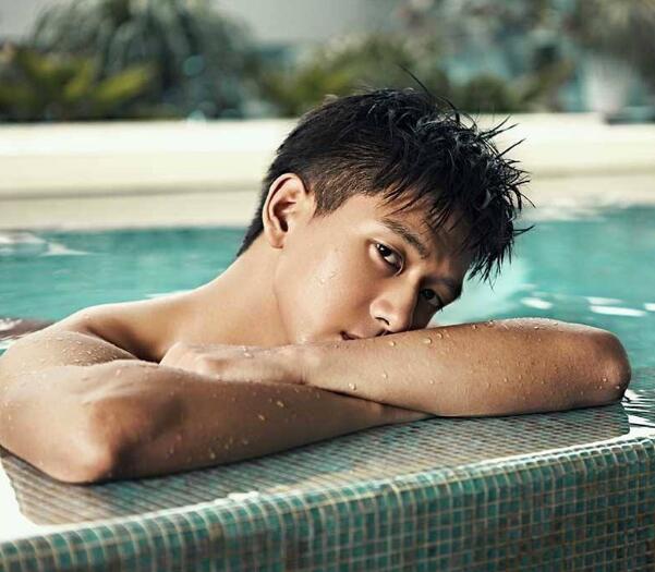 刘大爷说丫头坐上去自已动不疼的 李悦打开双腿...