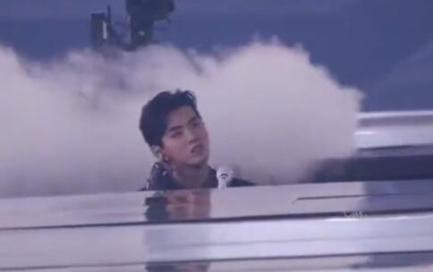 吴亦凡太高藏不住 吴亦凡踩升降机候场时头部露出舞台