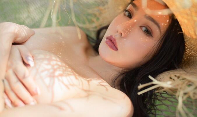 裙摆下探进去一只手，大手从背后罩住柔软