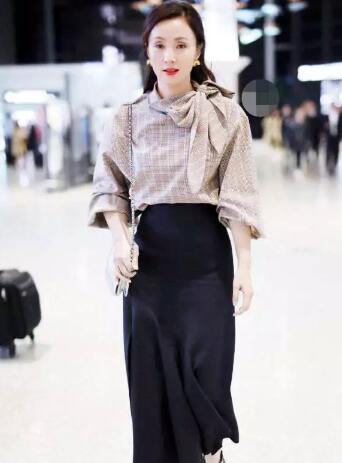 陶虹携手11岁女儿走机场 长裙搭黑T恤 徐小宝遗传了妈妈好身材