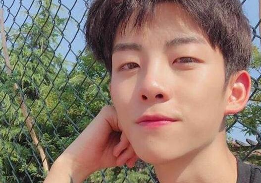 刚进入的紧致热的他闷哼 提着她的腰狠狠的撞击 不断的在她的身上驰骋着