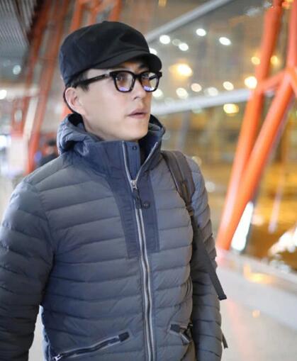 靳东来机场 穿大衣还不够还要系围巾 这才是叔叔辈该有的打扮！