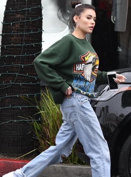 这个秋天这样穿 卫衣+牛仔裤穿一百次都不会厌