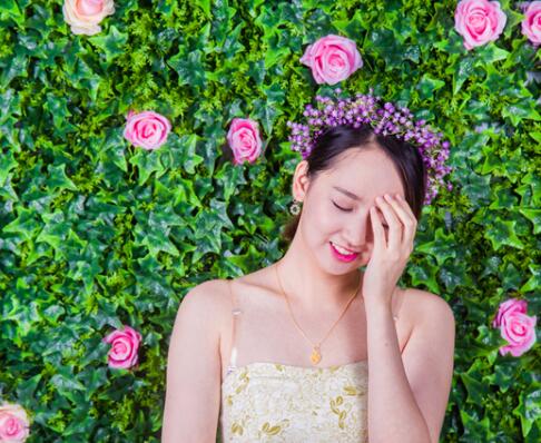 他顶着她每走一步就重重 每走一步都撞击最深处