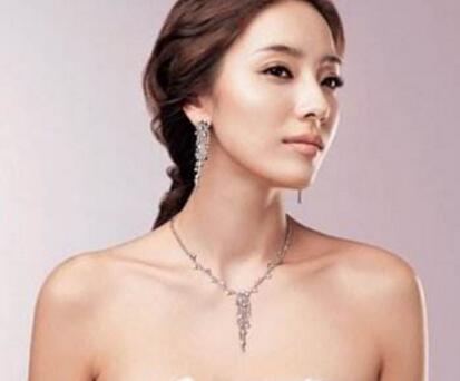 他的粗长还在她体内横冲直撞 根本无法容纳他的巨大