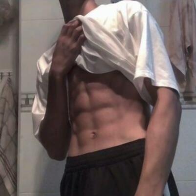 男生把头伸进衣服吃胸 男友吸我的胸 我叫了出来