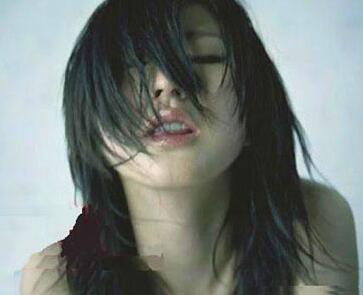 美女张开双腿让男生桶_肌肤碰撞的感觉，带给她前所未有的羞耻感！