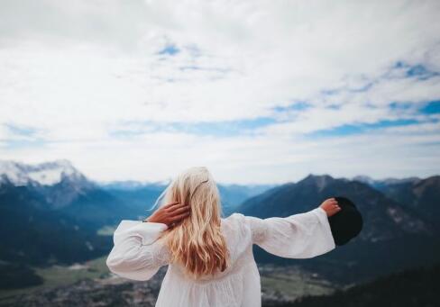 让女生看了就湿的超污小说 男朋友把闺蜜弄出水
