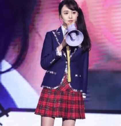 郑爽衣品直线飙升 生日会造型曝光 颜值重回巅峰