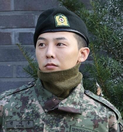 GD权志龙正式退伍 获上千人迎接人气不减当年