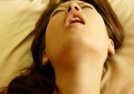 我要,老公…我要，下身的幽谷已经洪水泛滥，男人雄健的腰臀不断撞击着她的腿间