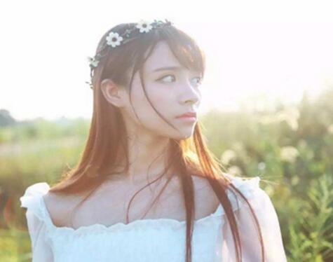 和校花一起旅游同居_在她打电话一撞一顶律动