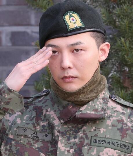 权志龙终于退伍回归 粉丝热评第一 打野回来发现团灭了