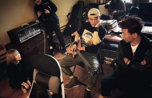 胡海泉在台上唱歌 陈羽凡只能在台下观看 眼神充满了羡慕